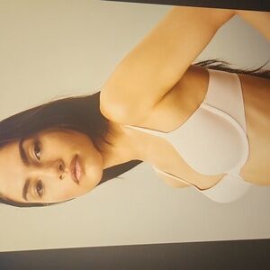 A32  Calvin Klein T-shirt bra contours to you w/memory foam tech